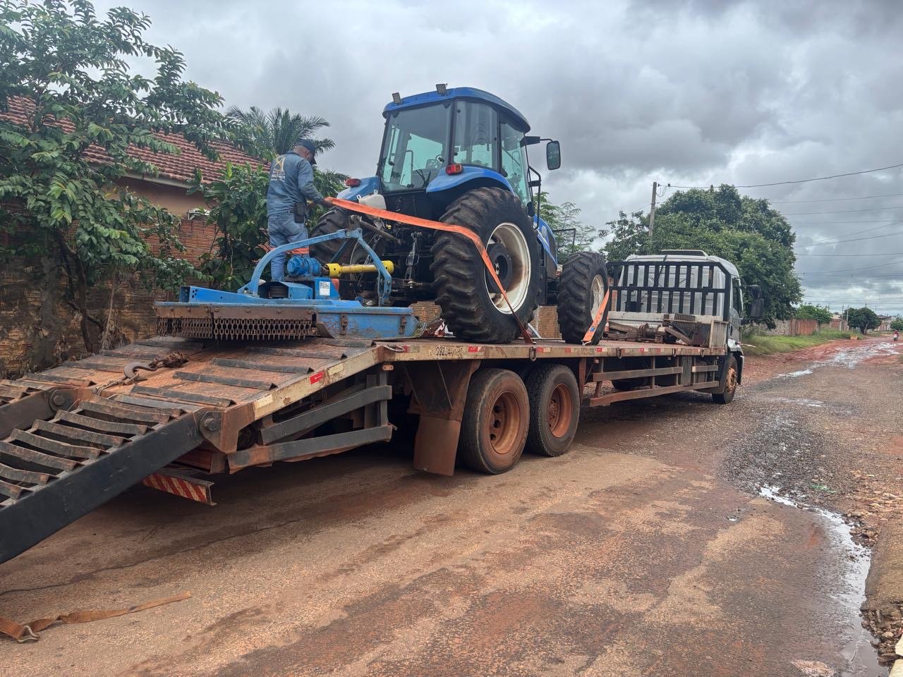 Transporte de trator sobre caminhão